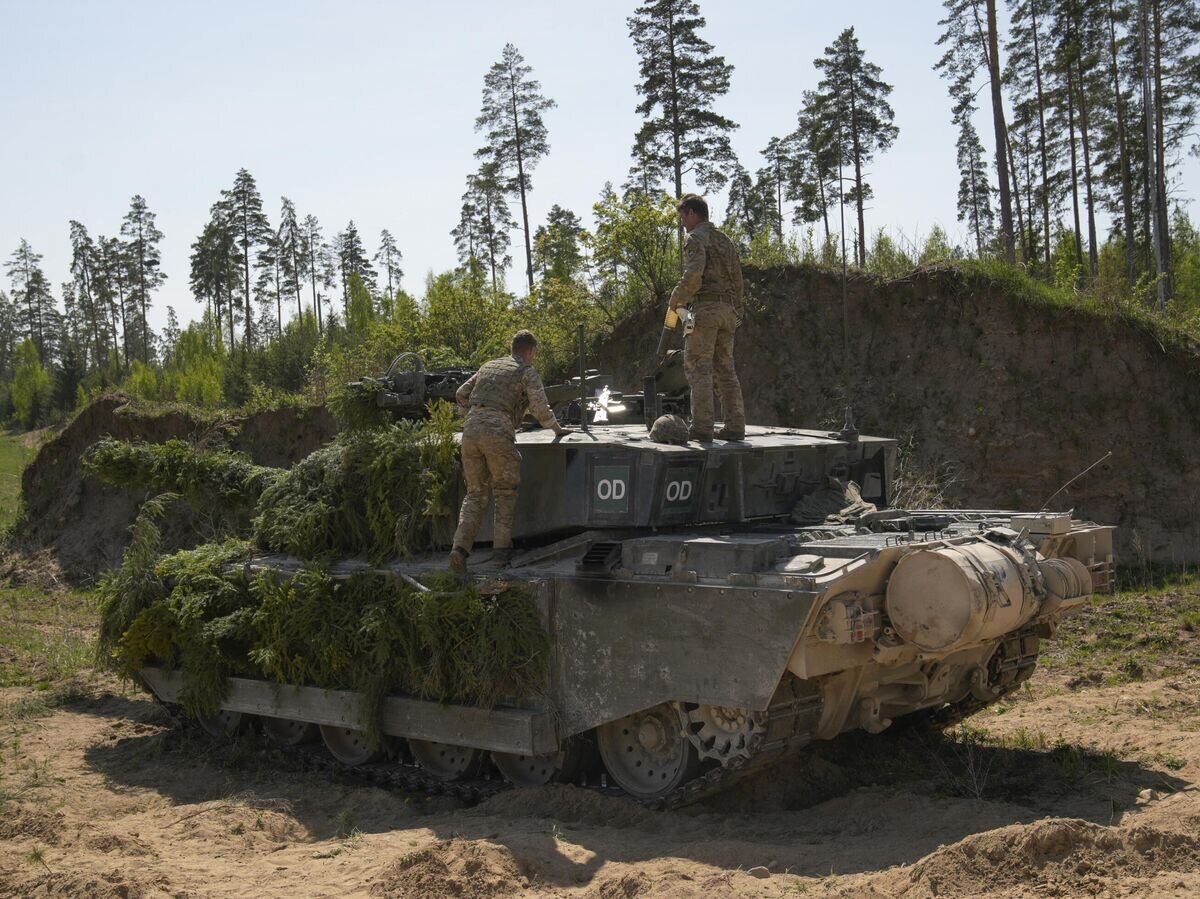    Военнослужащие на танке Challenger 2© AFP 2023 / JAAP ARRIENS