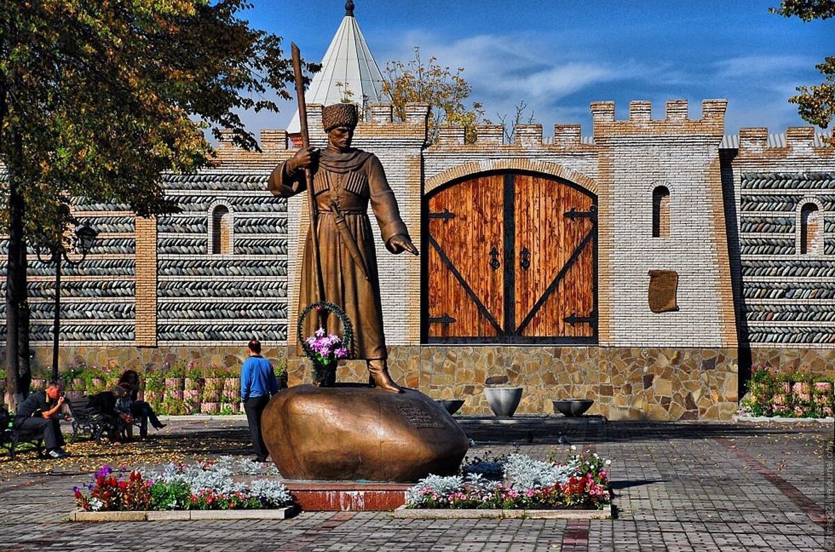 Бугулов памятник Владикавказ. Площадь Штыба Владикавказ. Дзауг Бугулов памятник. Площадь Штыба Владикавказ достопримечательности.