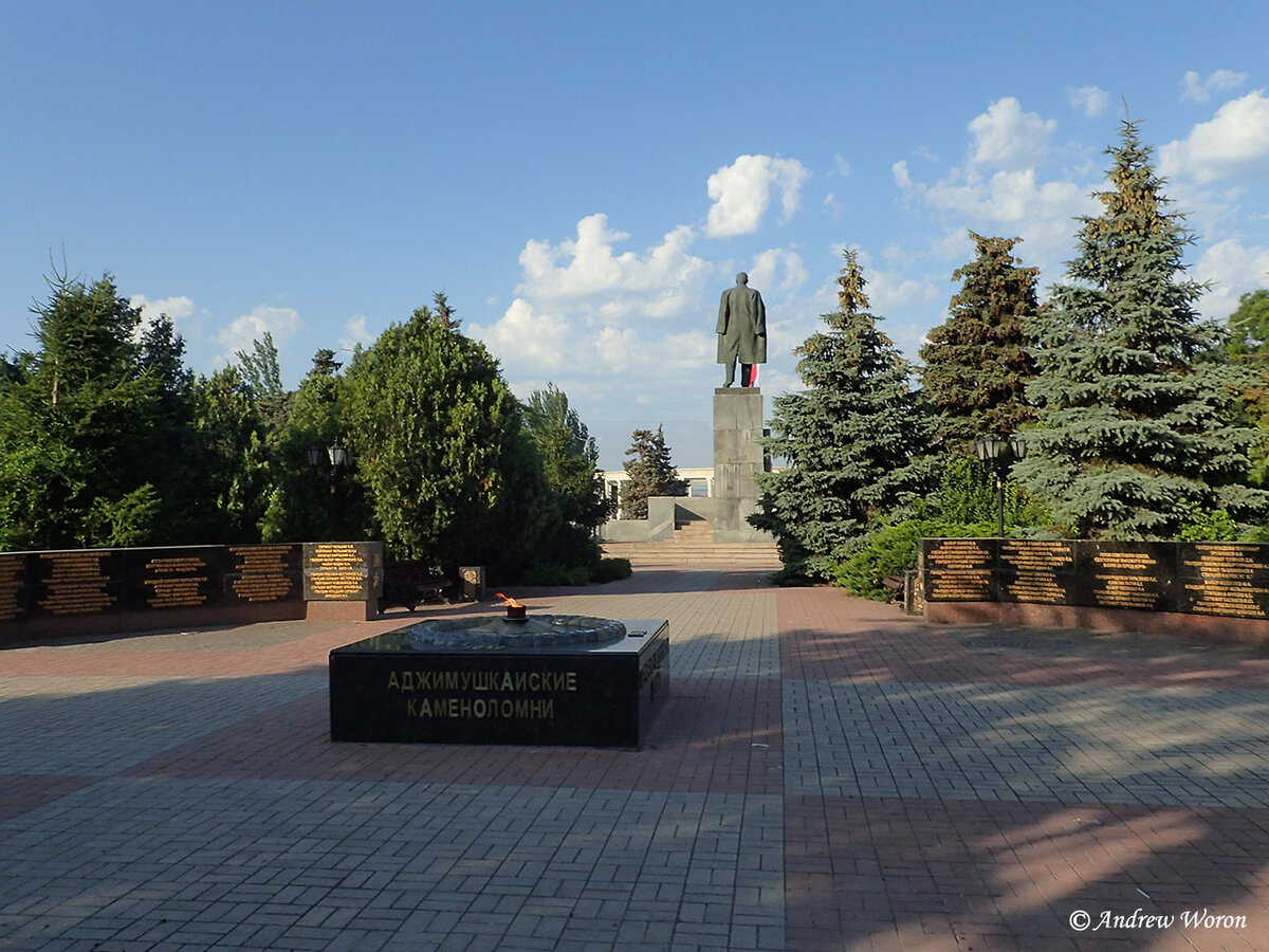 Вид из сквера Славы в сторону набережной, виден памятник Ленину