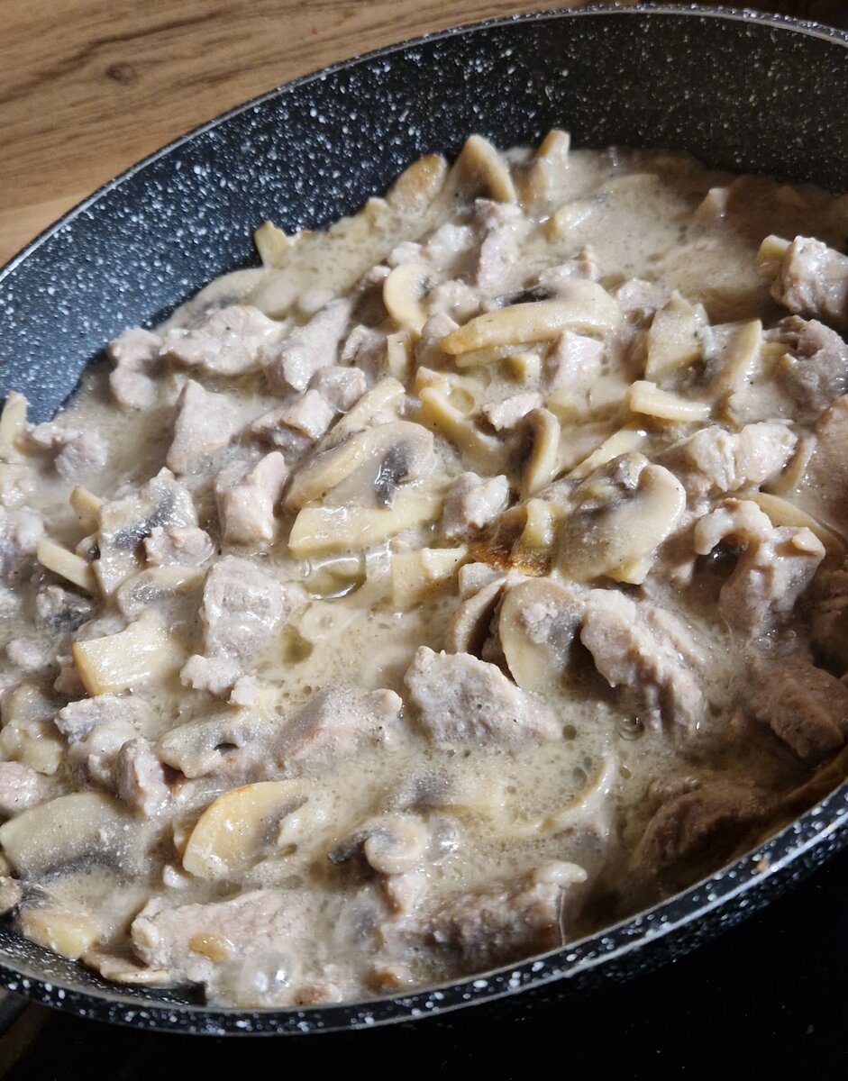 Свинина с грибами в сметанном соусе