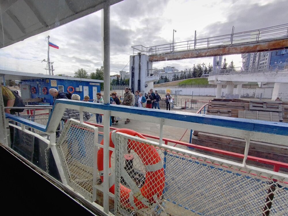 Пассажиры заходят на борт.