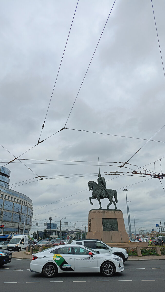 А это памятник Александру Невскому на площади перед Лаврой