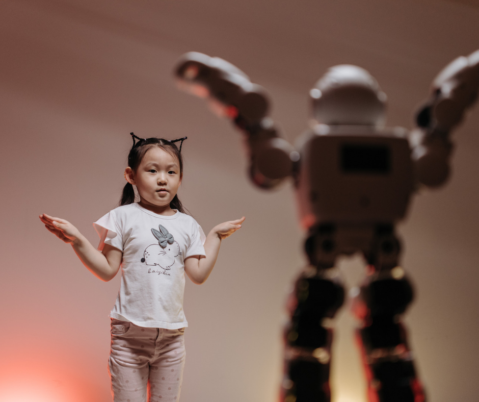 Девочка робот танцует. Танец робота. Девочка робот танцы. Танец робота видео. Видео про роботов.