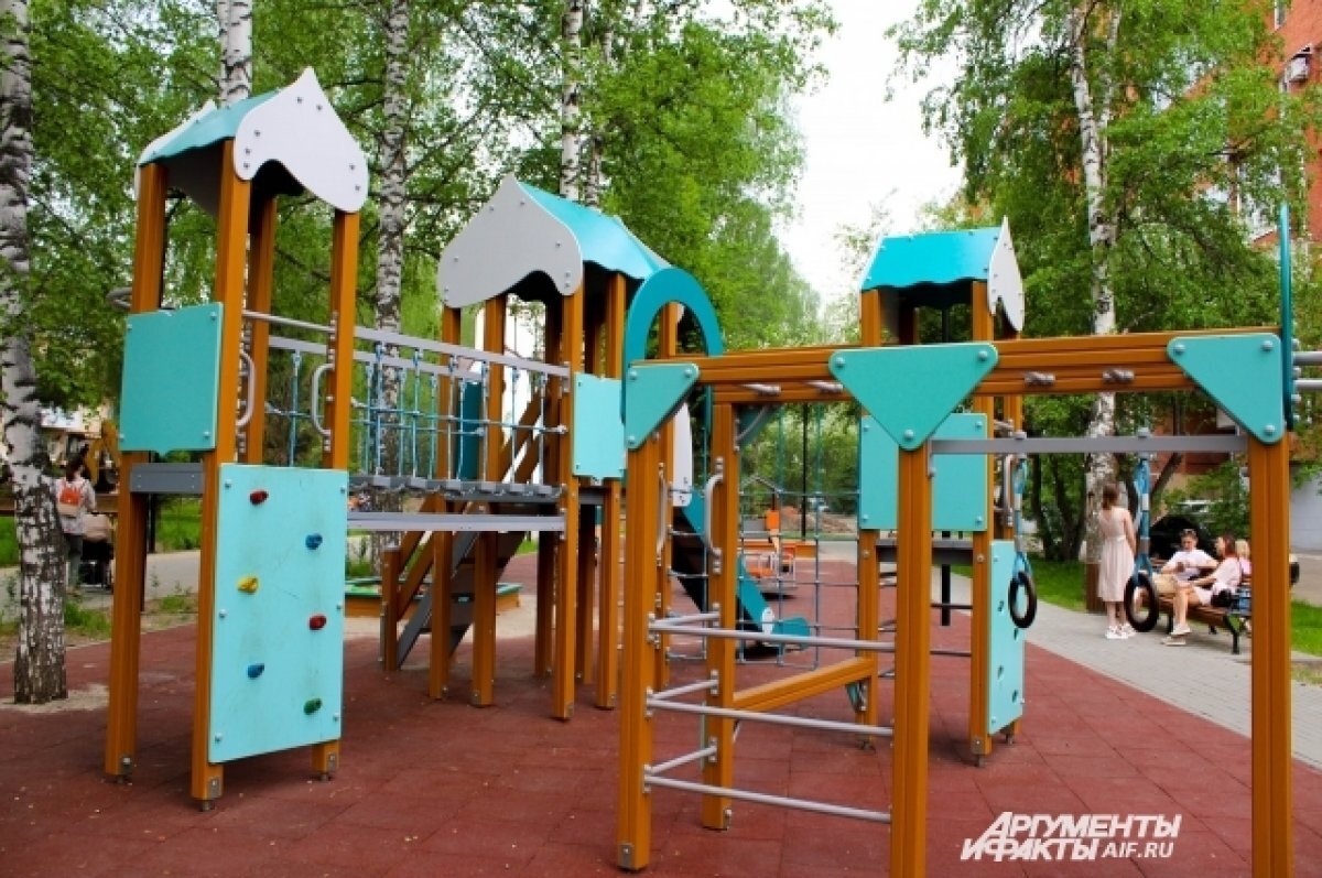    В Муравленко построили многофункциональную детскую площадку с воркаутом