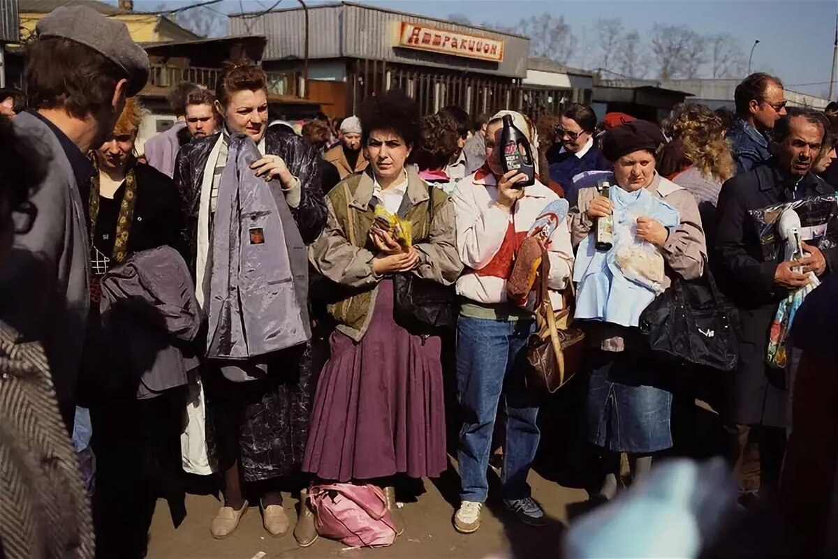 Жизнь в 1990 х годах. Рижский рынок в 90-е годы. Рижский рынок Москва 90. Москва 90-х уличная торговля. Рижский рынок в 90-е.