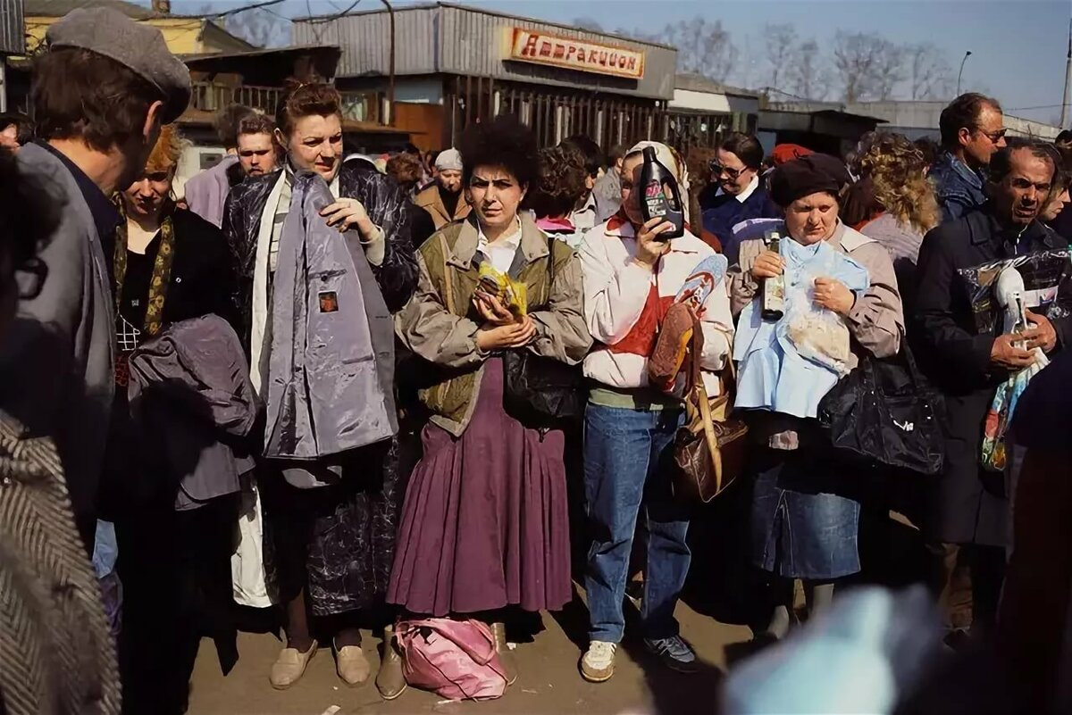 Фото 1990. Рижский рынок в 90-е. Рижский рынок Москва 80е. Рижский рынок Москва 90. Лихие 1990-е Москва.