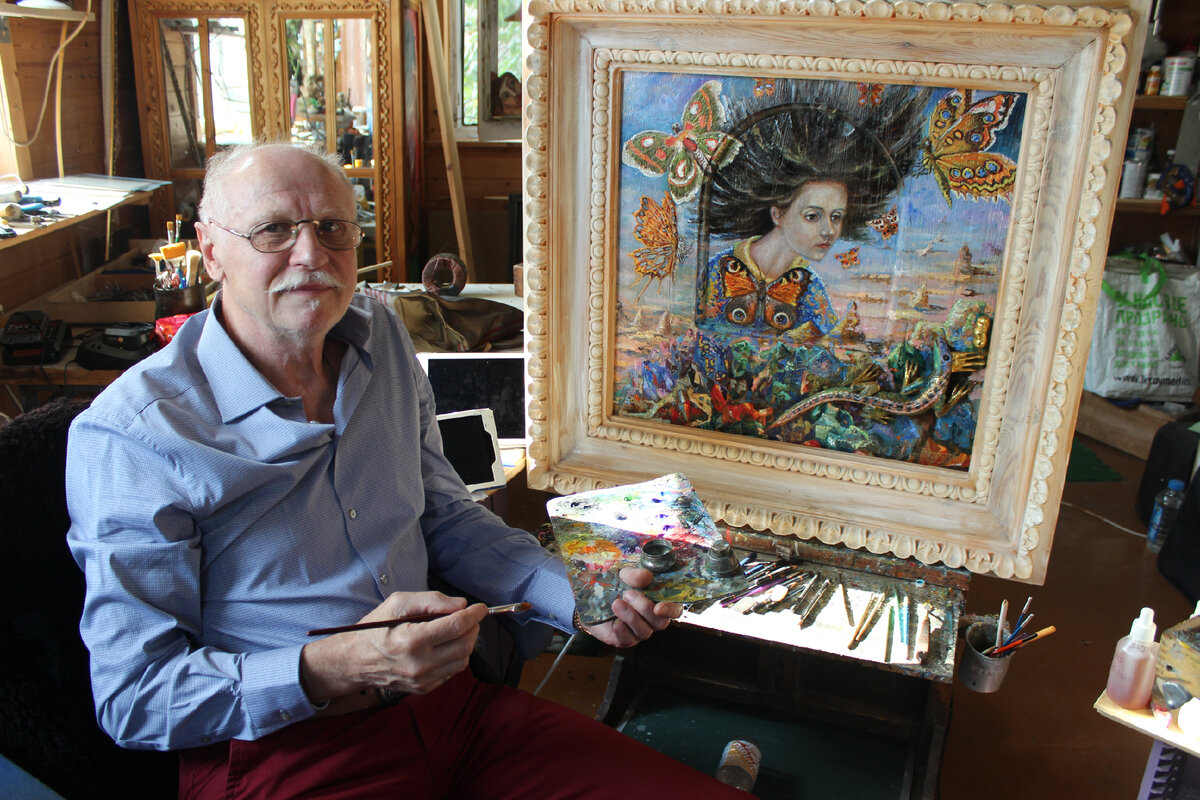 Художник Виктор Золотов у себя в мастерской 19 августа 2023 года. ФОто 2.
