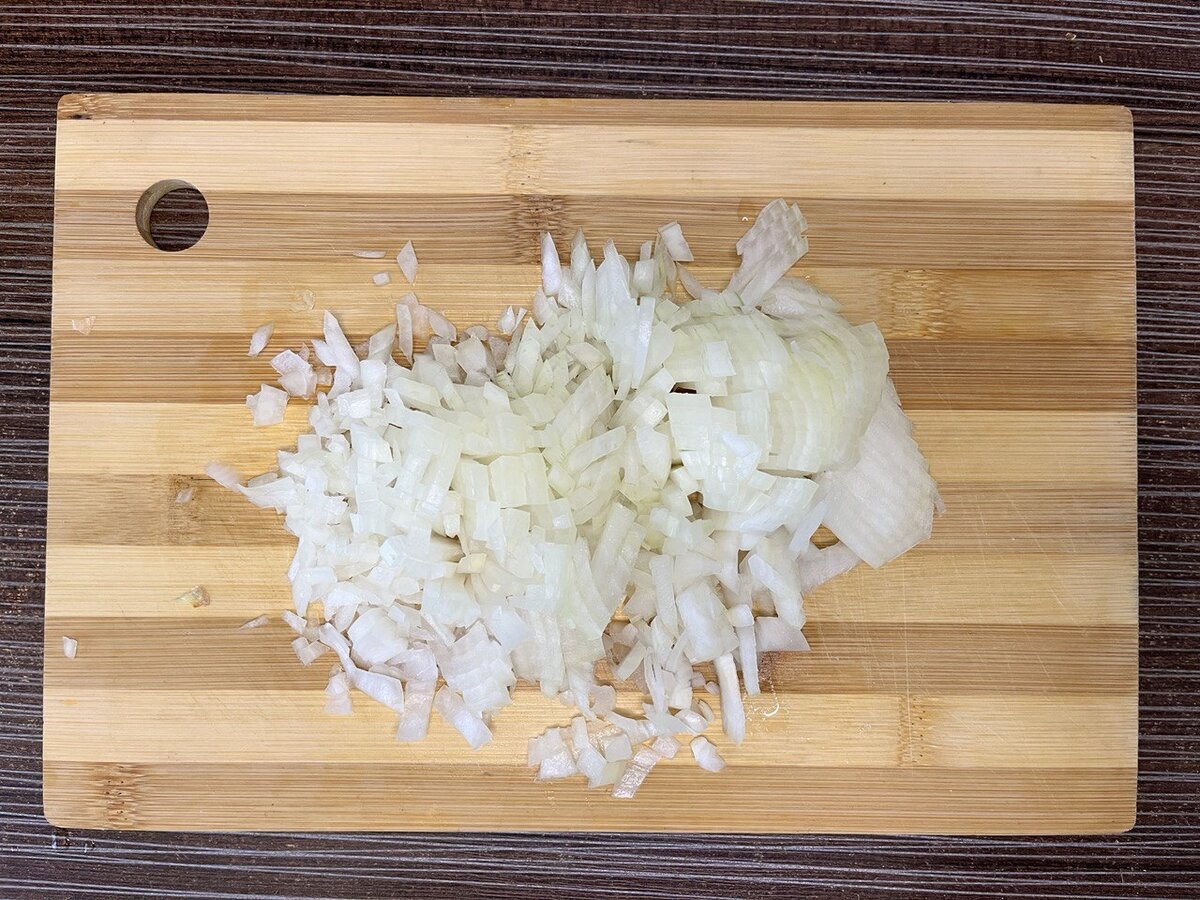 Нарезаем лук на мелкие кубики