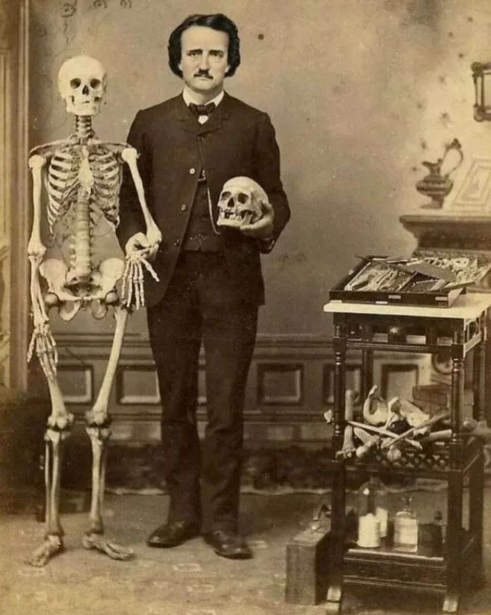 Эдгар Аллан По с черепом в руках