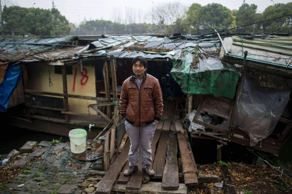 Это не самострой на свалке, у этой халупы под полиэтиленом есть номер дома