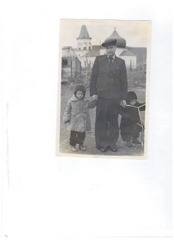 Вячеслав (Савелий) Пименович Карасёв с сыновьями Алёшей и Витей.