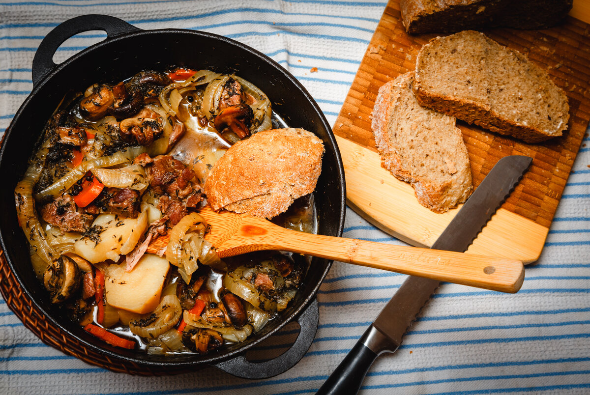 Как приготовить мясо на сковороде. Индейка с овощами. Индейка тушеная с овощами. Филе индейки с овощами на сковороде. Индейка тушеная с овощами на сковороде.