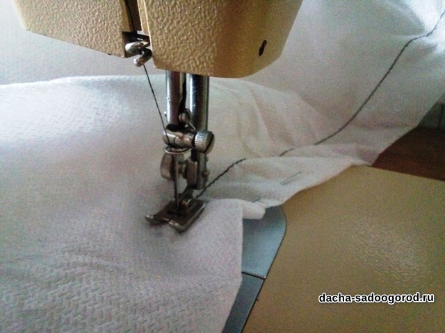 Шью карманчики на полотне укрывного материала