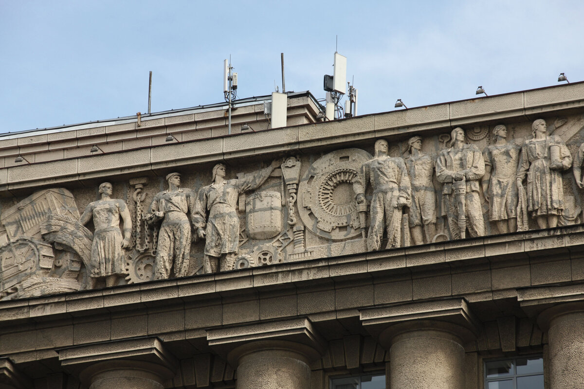 Фрагмент многофигурного скульптурного фриза длиной 100 метров на Доме Советов. Фотография Юрия Молодковца