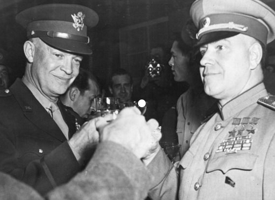 Эйзенхауэр и Жуков. Германия, 1945 . Источник: art.co.uk 