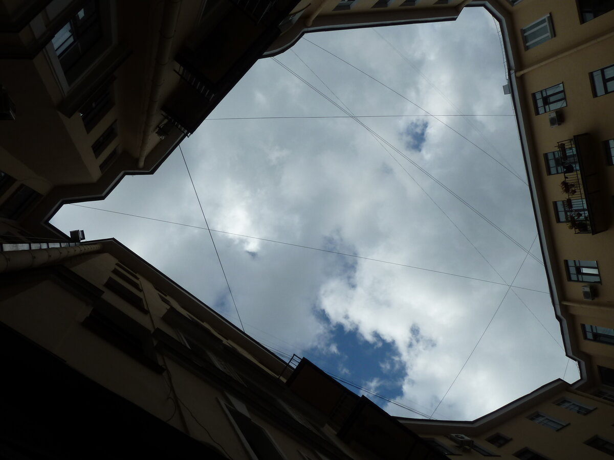 Малая Посадская ул., 2. Доходный дом купца Д. В. Быховского. Неоренессанс. Построен в 1911-1912. Архитектор  Лялевич Мариан Станиславович (1876-1944),  скульптор Троупянский Яков Абрамович (1878–1955).