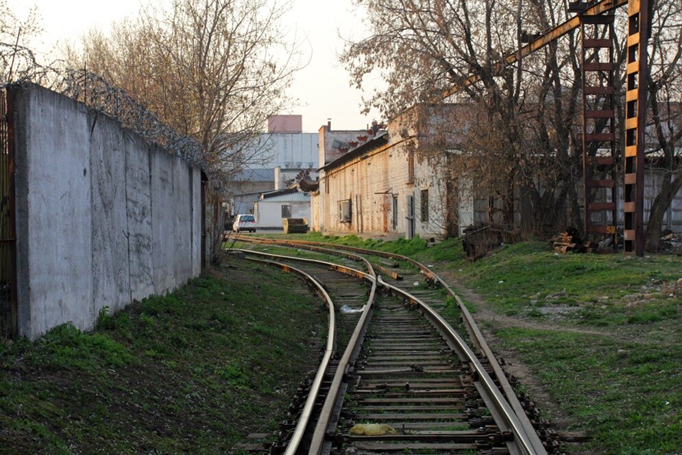 Промзона это. Подъездные пути по Мельничной улице. Промзона магистральные улицы. Заводские подъездные пути. Подъездные пути Рязаньэлеватор.