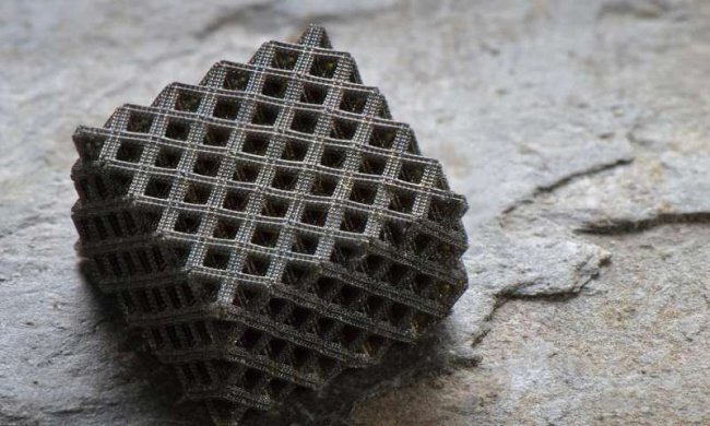 Компания Markforged (Бостон) на рассмотрение потенциальных заказчиков уже представила самый первый принтер, созданный специально для металлической 3D-печати. Его стоимость составляет 100 000 долларов. На данный момент еще одна компания General Electric проводит тестирование принтера, который может выполнять детали для авиационного производства. Массовые продажи планируются уже в 2019 году.