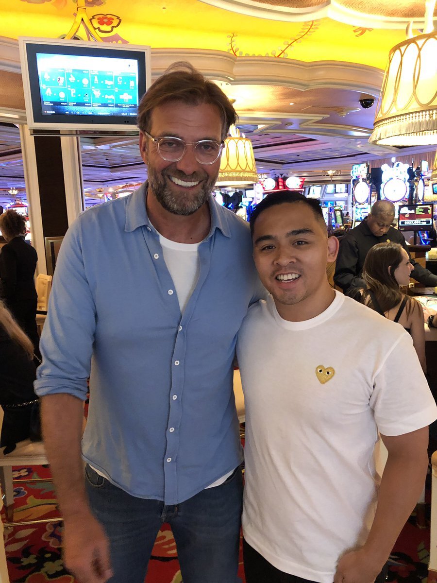 
Юрген – мастер убеждения. 2 года назад ему хватило одной встречи с Ван Дейком в Блэкпуле (там один из крупнейших в Англии парков аттракционов), чтобы убедить голландца выбрать «Ливерпуль». 
Клопп и Мбаппе уже общались, когда француз еще играл за «Монако» в 2017 году. Юрген несколько часов убеждал Килиана выбрать «Ливерпуль», а не «ПСЖ». Игрок и тренер восхищаются друг другом: L’Equipe пишет, что Мбаппе был очарован красноречием и энтузиазмом Юргена, а сам Клопп прямо в интервью заявил, что «следил за Мбаппе еще тогда, когда ему было 16 лет».

Бонус: первый твит Мбаппе из США ретвитнул Пол Джойс – один из самых авторитетных журналистов в плане трансферов «Ливерпуля».
