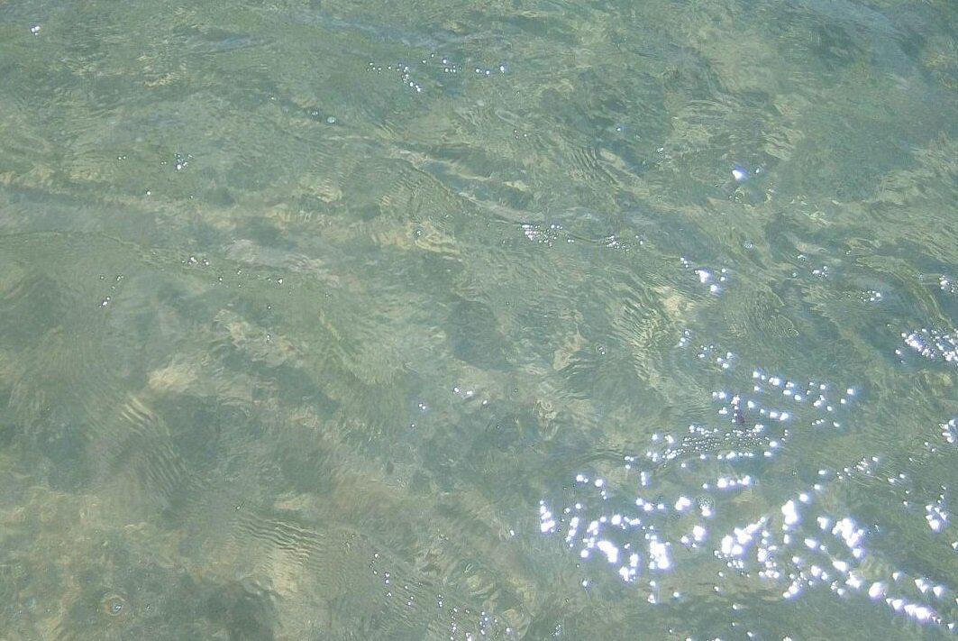 Вода чистейшая, в это день были большие волны, на снимке не удалось передать всю красоту...