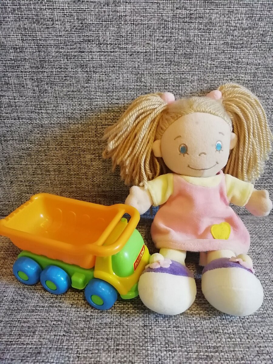 Скажу честно, когда я в первый раз узнала что у меня будет девочка, то расстроилась. И муж расстроился. УЗИ настойчиво не давало простора для мечтаний, но когда я позвонила ему, чтобы сообщить о рождении ребенка он все равно спросил с надеждой в голосе: все таки девочка?)))) 
По моему личному опыту и опыту моих подруг и коллег я поняла, что подавляющее большинство мужчин все таки больше хотят сына. 
Почему? 
Им нужен наследник. Только, хоть убейте, не могу понять что именно они собрались оставлять сыну в наследство. У нас в стране у каждого “маленький свечной заводик”? Или у каждого второго дворянская фамилия? Вроде нет. Тем не менее мужчины хотят чтобы жены рожали сыновей. Во всяком случае первых, а потом уж как получится. 

Одну мою подругу муж выгнал из дома когда она родила дочь. Да, и такое бывает. 

Это был 2000 год. Нам с ней по 19 лет. А ему чуть за 30. И у него как раз был “маленький свечной заводик”, читать “свой бизнес”. Он носил ее на руках. Возил на море, покупал шубы и золотые украшения, тогда это было первым признаком достатка. А УЗИ тогда так часто не делали и пол не говорили. И вот она рожает девочку, а он даже не приезжает забирать ее из роддома. Дома она наблюдает мужа в пьяном угаре, они ругаются и он указывает ей на дверь. Мол, могла бы и сына родить. Она уехала жить к родителям. А он через 2 недели одумался, все переосмыслил и пришел просить прощения и вернуться домой. Я, конечно же, с присущим тому возрасту максимализмом, голосила что его нужно послать далеко и надолго. А она прощает и переезжает к нему со словами: хочу чтобы мой ребенок жили в достатке, а не как я. 

С тех пор много воды утекло. И со временем я ее поняла. Потом они родили вторую дочку. Он в обоих детях души не чает. И вот недавно она опять забеременела. Первое УЗИ показало что тоже девочка. Подруга говорит что муж даже обрадовался и сказал что больше рожать не будут. А на втором и третьем УЗИ врачи увидели мальчика. Так что ждём родов и делаем ставки
