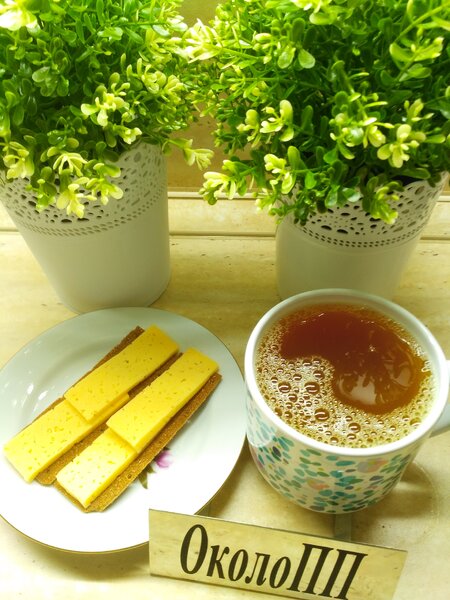 Фотография перекуса: сыр и ржаные хлебцы