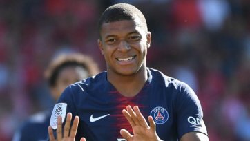 «Сейчас Мбаппе с нами. Он очень важен для клуба, в этом нет никаких сомнений. Продлит ли он контракт? Я не даю обещаний. На это есть две причины. Во-первых, я не представляю интересы кого-либо из игроков клуба. Во-вторых, я не даю обещаний, если не уверен, что смогу их выполнить», - подчеркнул Леонардо в комментарии Le Parisien.
