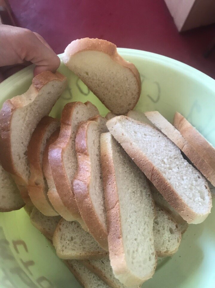 Остатки хлеба с ужина. 