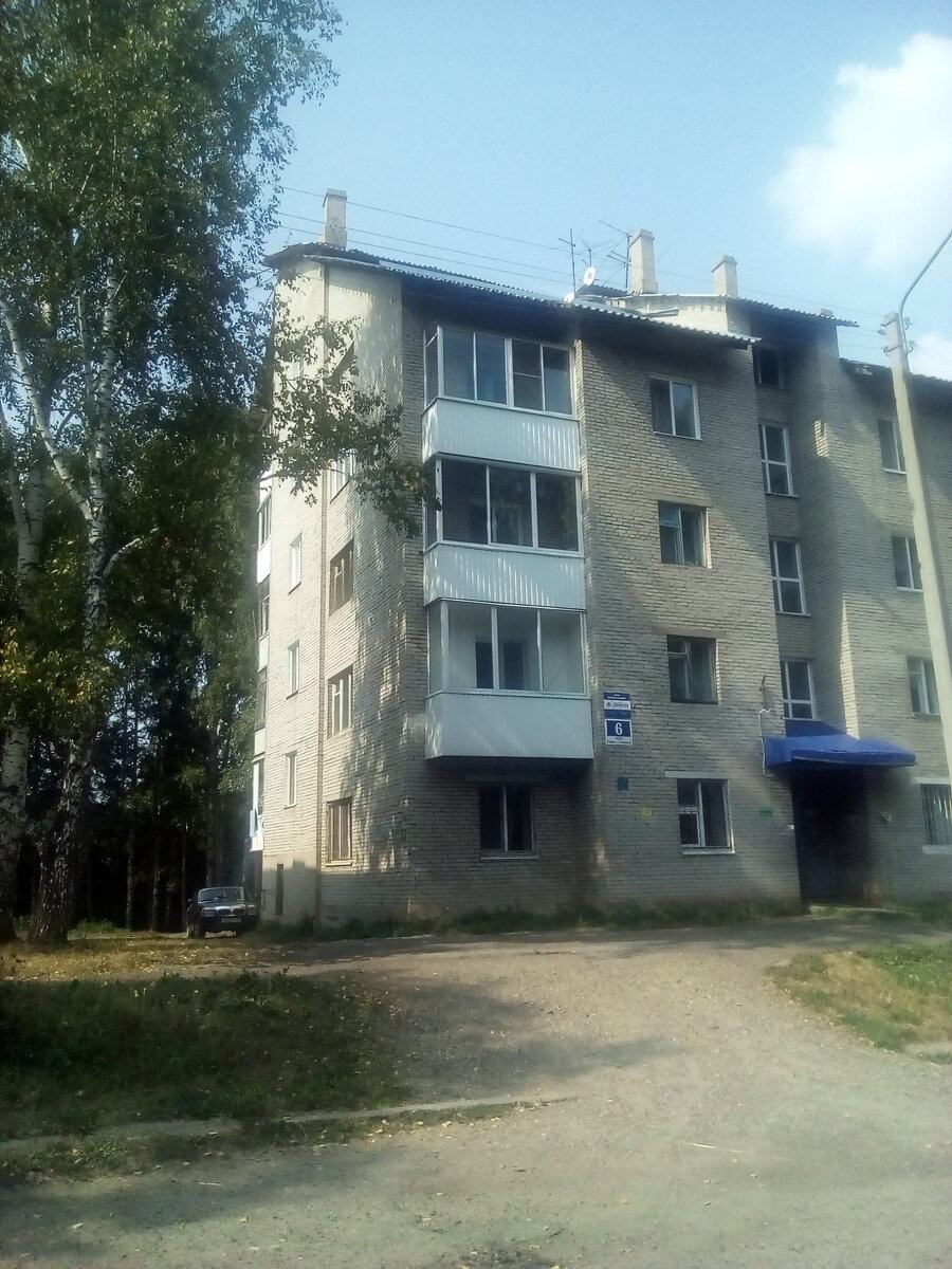 Это наш дом. Балкон третьего этажа, с печальным одиноким огурцом. Хотя вру, огурца не видать.