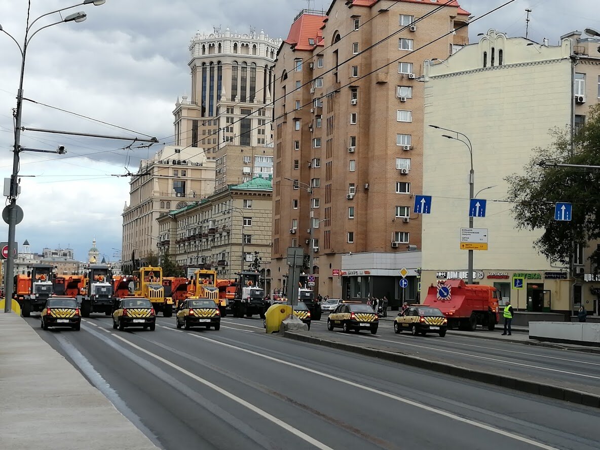 Парад мусоровозов в центре Москвы. Русские идут?