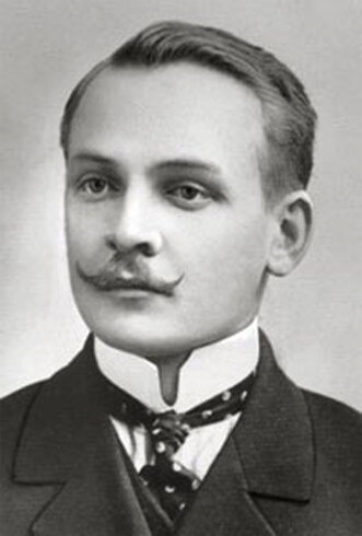 Поэт родился в семье обедневших белорусских шляхтичей, арендовавших земельный участок у помещиков. Род Луцевичей был известен с начала XVII века, но отец поэта, по сути, был безземельным крестьянином.
