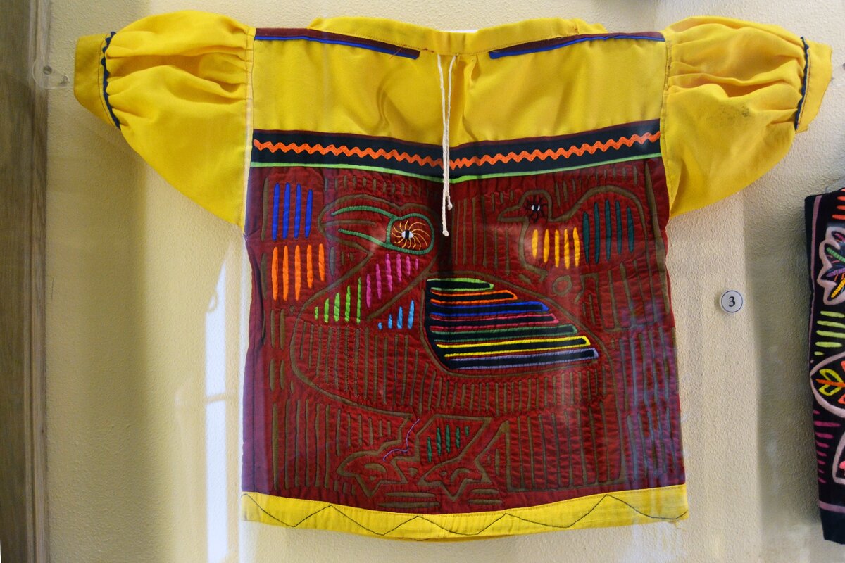 Женские блузы мола. Музей антропологии и этнографии имени Петра Великого