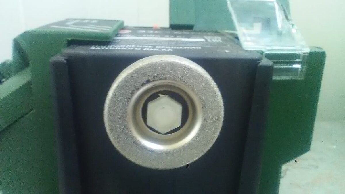 Что касается круга, да по габаритам идеально , вопросов нет, заточил с 10 шт ножей, 4 стамески, что-то около десятки (0,1 мм) стерлось. Пылит под себя, не в лицо, уже приятно. Но остается маленький заусенец который я довожу камнем , а потом уже на коже. Заточка выглядит окуратной.    Советую использовать машинное мало для уменьшения пыления, пару капель на вращающийся круг.