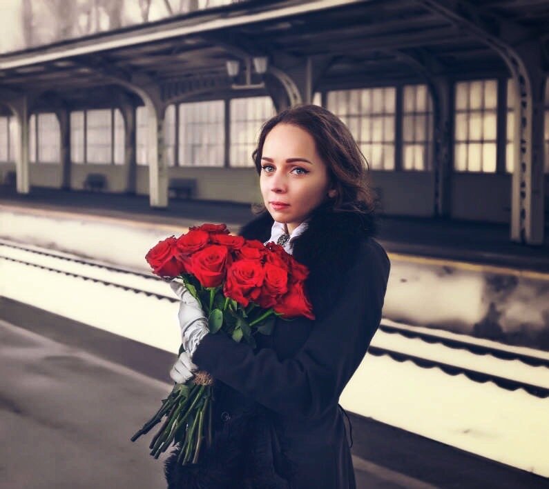 Жду встречу с девушкой. Женщина на перроне. Фотосессия девушка на вокзале. Девушка на перроне вокзала. Люди на вокзале.