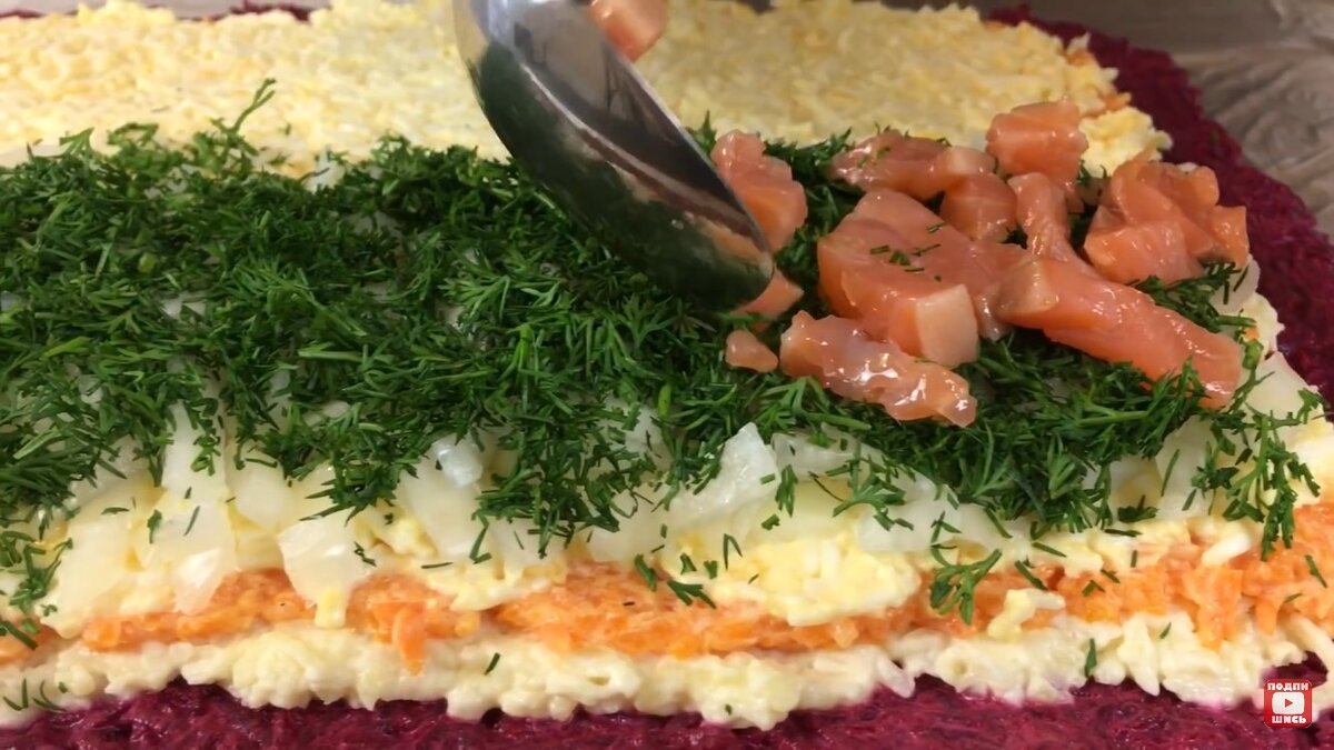 Новогодний слоеный салат на красной рыбе «Царская шуба»