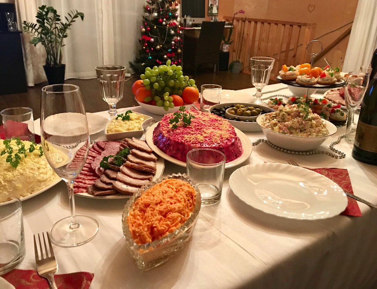 Новогодний стол домашний. Скромно накрытый стол. Скромный праздничный стол. Скромный новогодний стол.