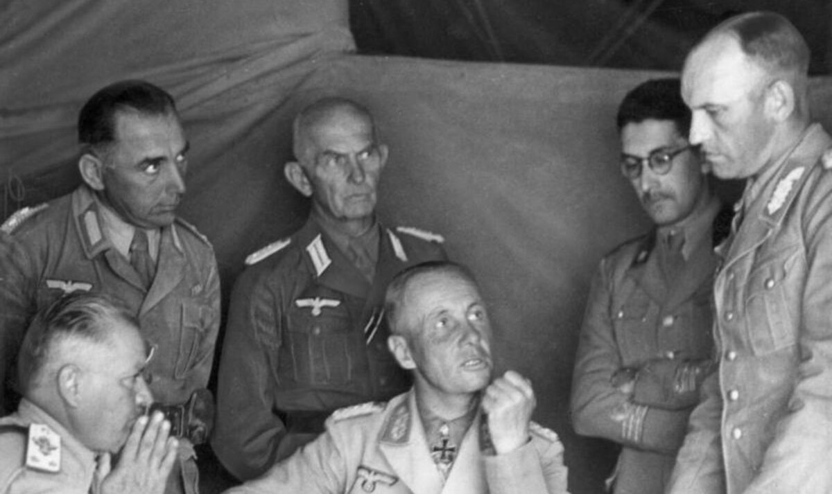 Генерал Роммель вместе с итальянскими военачальниками в Африке. Источник: wikiwand.com
