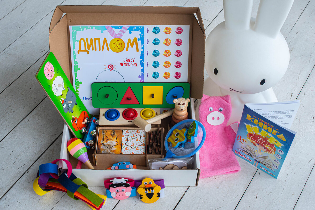 Смотрим что в коробочках - листаем вправо. Это для младенцев 0+