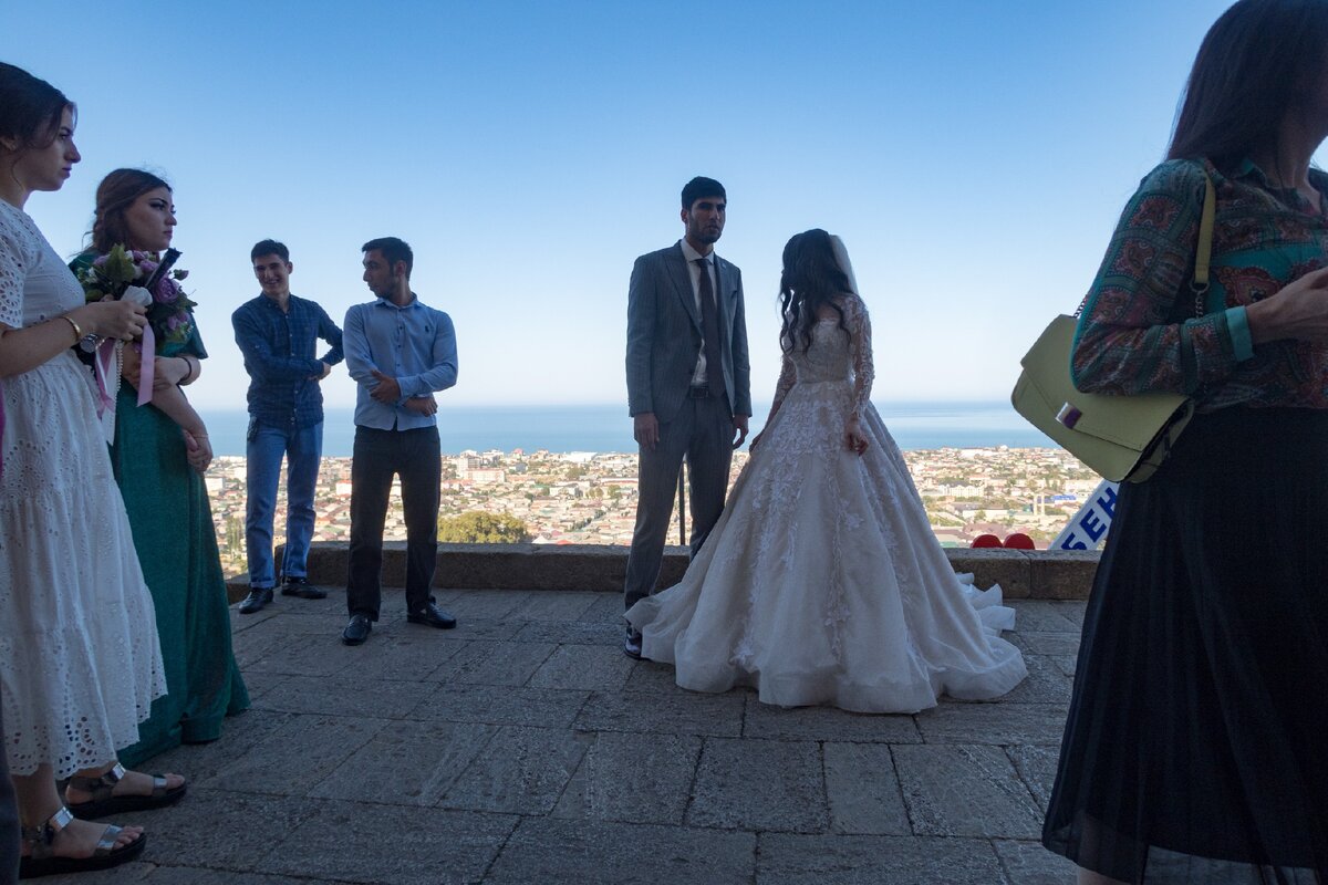 Встретили несколько дагестанских свадеб. Понты просто зашкаливают. Зачем вся эта показуха?