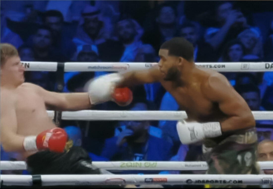 Александр Поветкин пропускает прямой удар во втором раунде