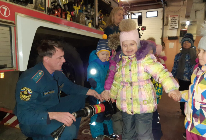 В Волхове спасатели провели экскурсию для детей из детского сада