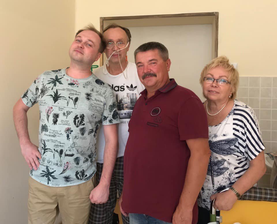 На фотографии (слева на право) Олег, Папа Сережа, Игорь друг Папы и Мама Лена.