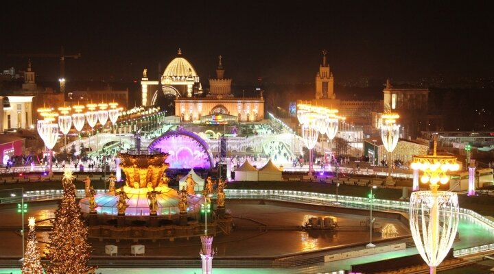 ВДНХ.  Центральный фонтан выставки "Дружба народов", у которого будет произведен праздничный феерверк.