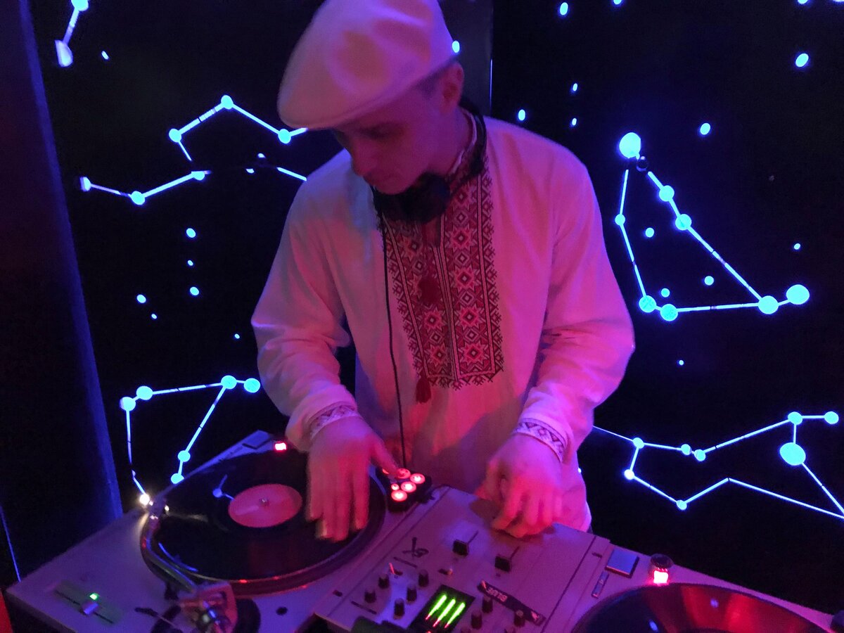 Dj сайт диджеев. Диджей. DJ на мероприятие. Модный диджей. Уличный диджей.