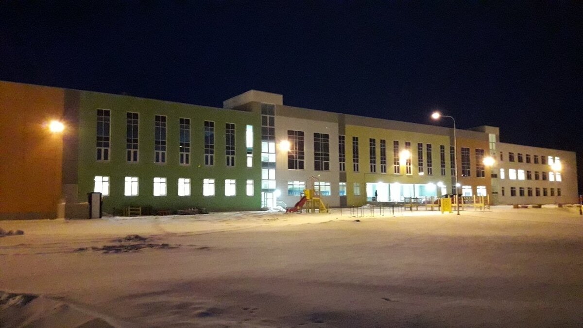 Школа вечером и днем