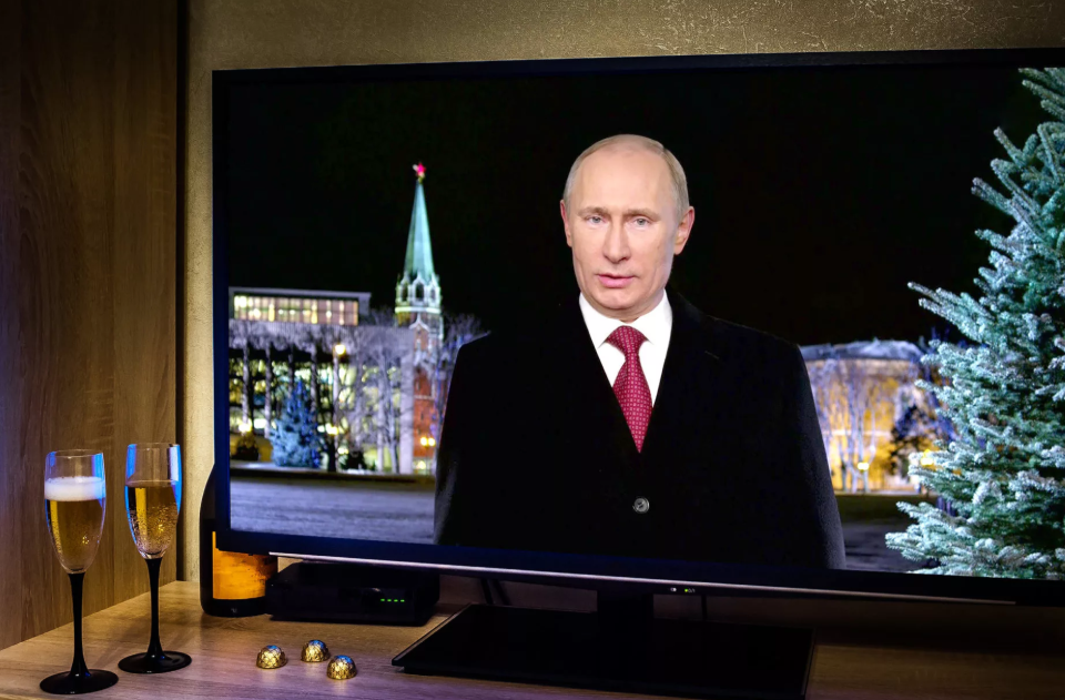 Президент Российской Федерации Владимир Владимирович Путин у кого-то в телеке...