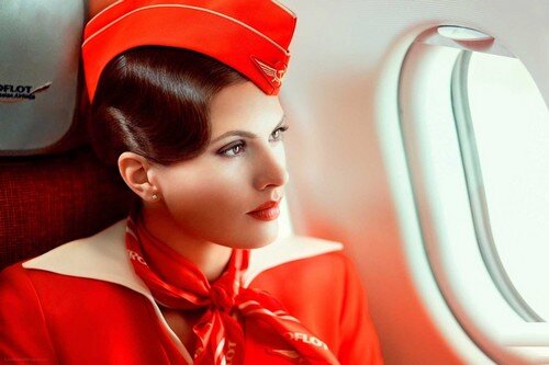 Профессия стюардессы сложна и очень требовательна, но в то же время она очаровательна и привлнкательна. Несомненно, стюардессы - это лицо авиакомпании, которую они представляют. В нынешних соревнованиях авиакомпании уделяют особое внимание выбору и внешнему виду бортпроводников. От их роста, фигуры и улыбки до их униформы стюардессы - самый важный аспект рекламы любой авиакомпании. Вот список десятки самых привлекательных стюардесс авиакомпаний. Независимо от того, куда вы летите, стюардессы всегда выглядят жарко, мило и элегантно.