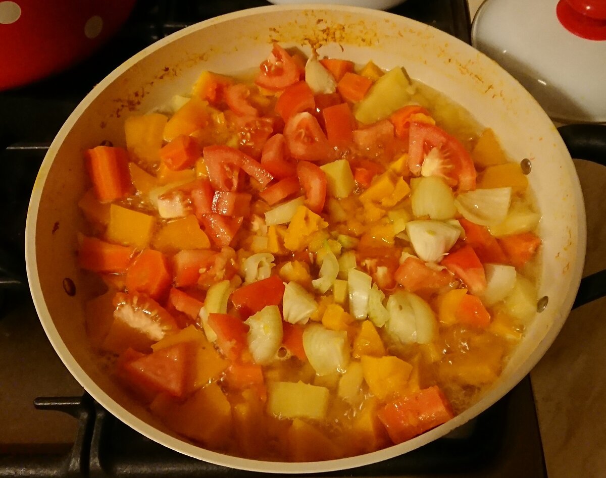 Малая доза лука и помидора нужна для придания оттенков вкуса. В общей массе они заметны не будут.