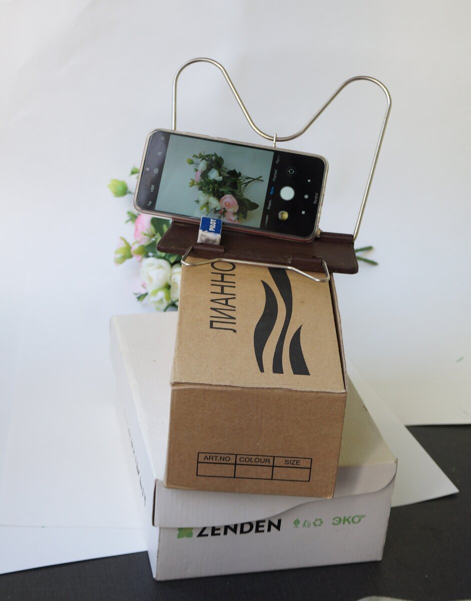 Вот с такой конструкции я снимаю видео. Обхватываю руками ее и снимаю как создаю элементы в квиллинге