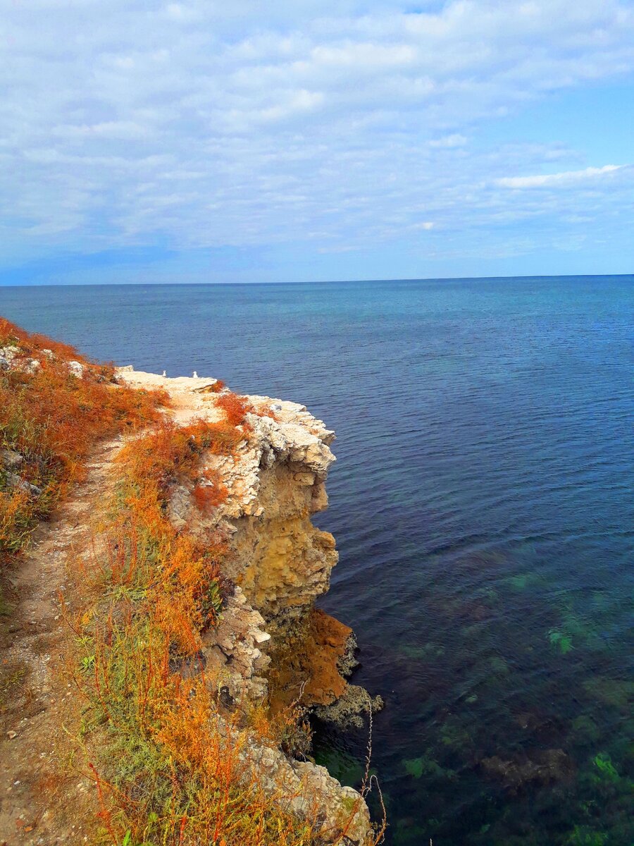 Пляж в одном из уголков Севастополя, красота моря и природы вокруг, здесь всем хватит места для уединения